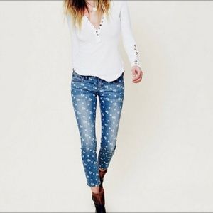 🎉HP🎉 Free People Ditsy Floral Ankle Jeans sz 26